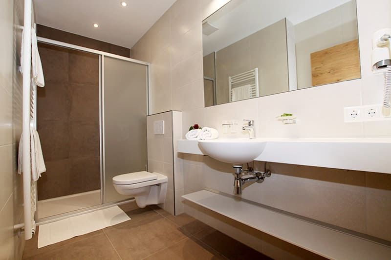 Badezimmer mit WC, Dusche und Waschbecken