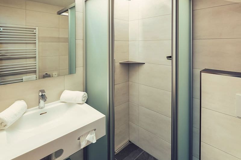 Bad mit Dusche und WC im Doppelzimmer