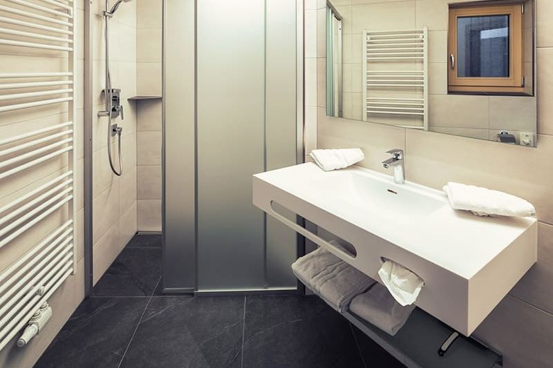 Bad mit Dusche und Waschbecken in der Suite Pandabär