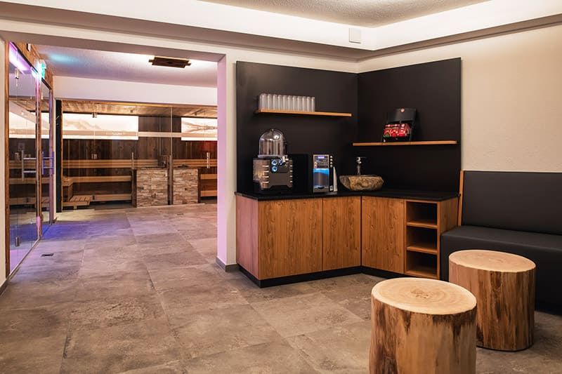 Wellnessbereich mit Getränkebar im Hotel Bärolina Serfaus