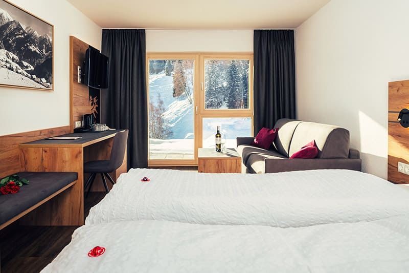 Doppelzimmer mit bequemem Bett im Hotel Bärolina Serfaus
