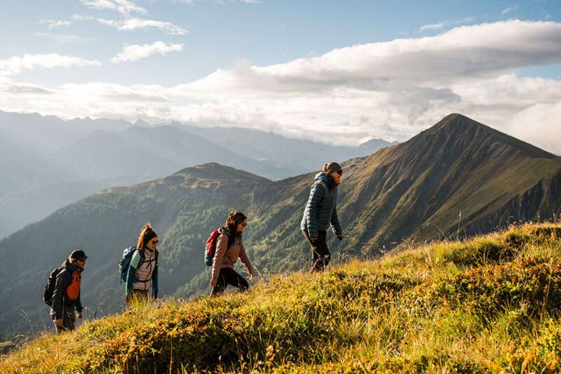 Wandern mit Freunden auf dem Murmeltiersteig