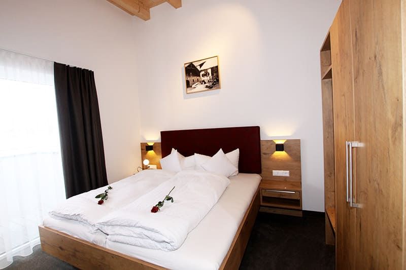 Schlafzimmer mit Doppelbett und Schrank im Appartement Braunbär