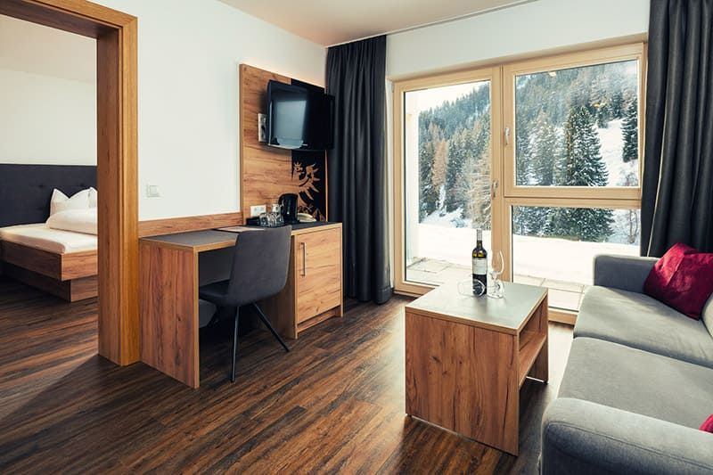 Suite mit Schlafzimmer und Wohnschlafzimmer mit Couch