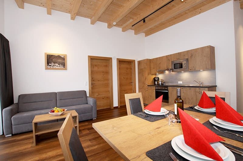 Bärensuite im Hotel Bärolina mit Wohnzimmer und Küche in Tirol